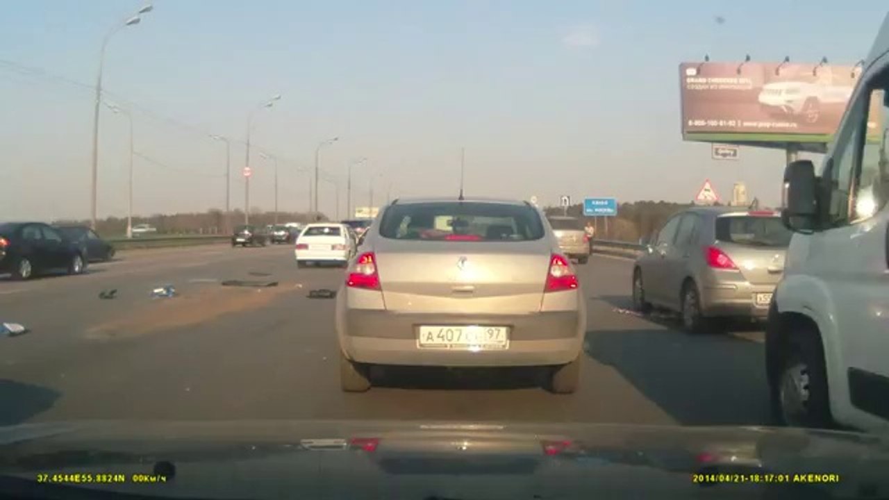AUTO ESPLODE NEL TRAFFICO