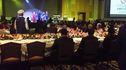 Video herunterladen: Film star Reema and cricket legend Wasim Akram play for SKMH Peshawar at fundraising gala in Dubai.