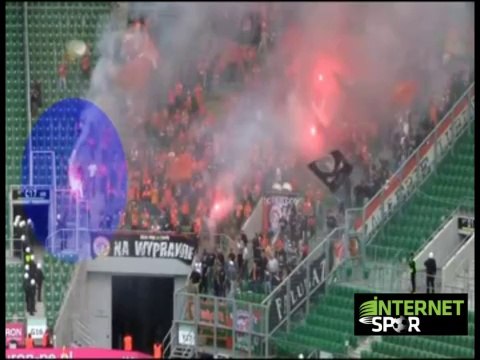 Polis, meşale tutan taraftara biber gazı sıktı