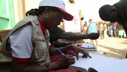 Niger: la Croix Rouge aide les migrants dans le désert