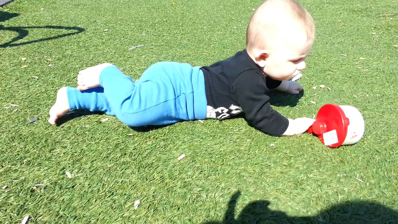 Matheus, snart 7 månader, kryper