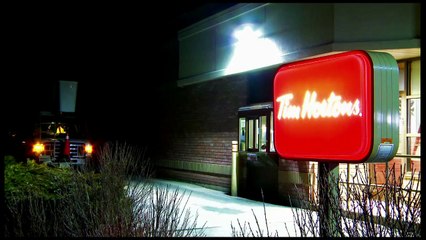 L'installation de l'éclairage DEL chez Tim Hortons