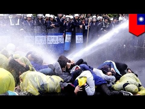 Taiwanese police clash with anti-nuclear protesters, disperse thousands with water cannons