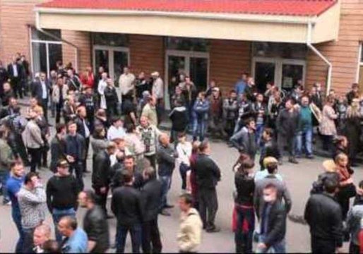 Police Cornered as Group Storms Government Building in Luhansk