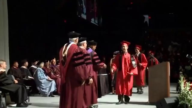 Un étudiant super content rate son Backflip devant 500 personnes! HONTE...