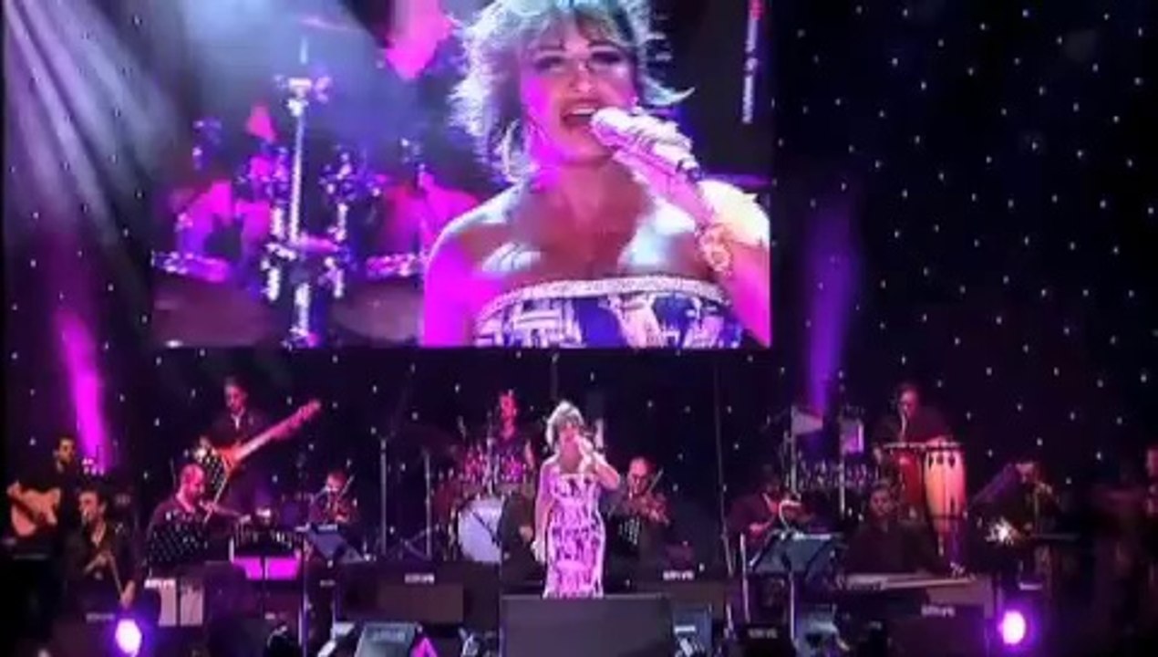 Nükhet Duru - Konser - Herşey Seninle Güzel  Gülme Komşuna