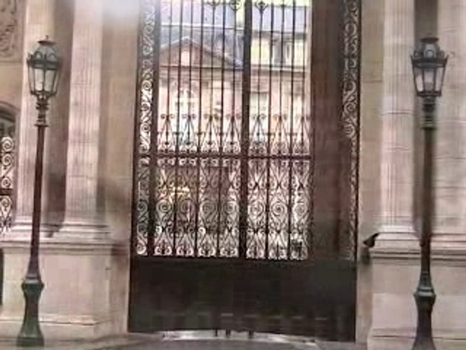 MAIN BASSE SUR L'ELYSÉE
