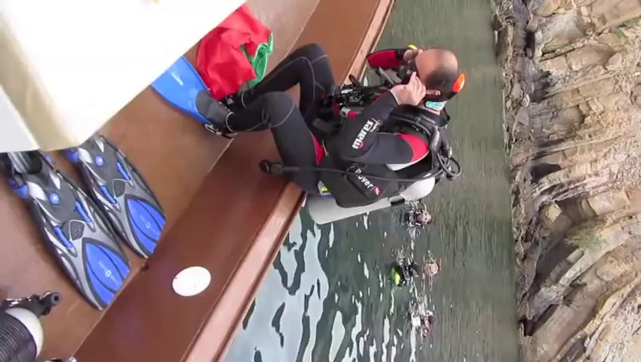 The Best Ever (underwater) Video by PTI supporters - Jazba e Junoon