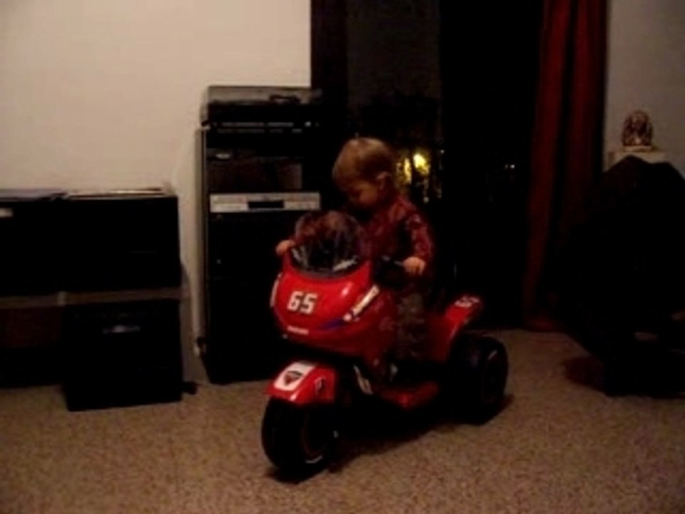 Tom fait de la moto