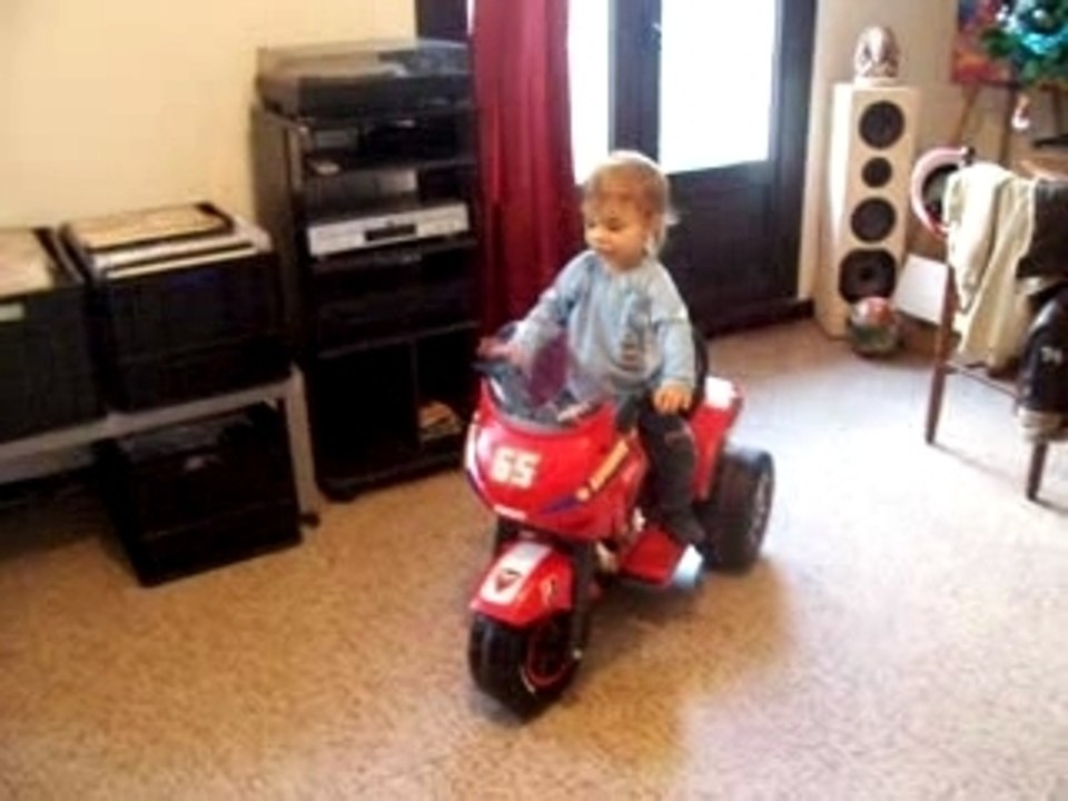 Tom fait de la moto