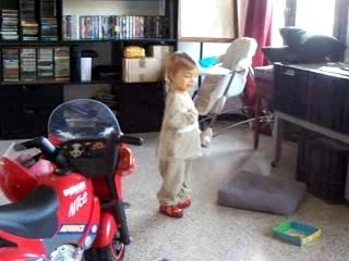 Tom : danse, guitare, grand écart...