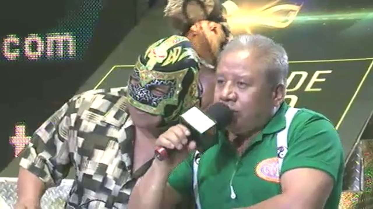 Dragon Lee vs Cavernario in a En Busca de un Idolo match