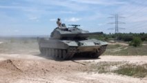 Carlos Sainz pilota un tanque del ejército