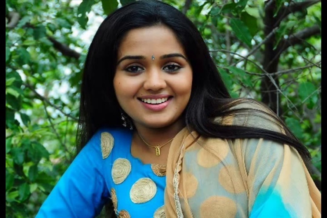 Ananya to pair with Angadi theru mahesh