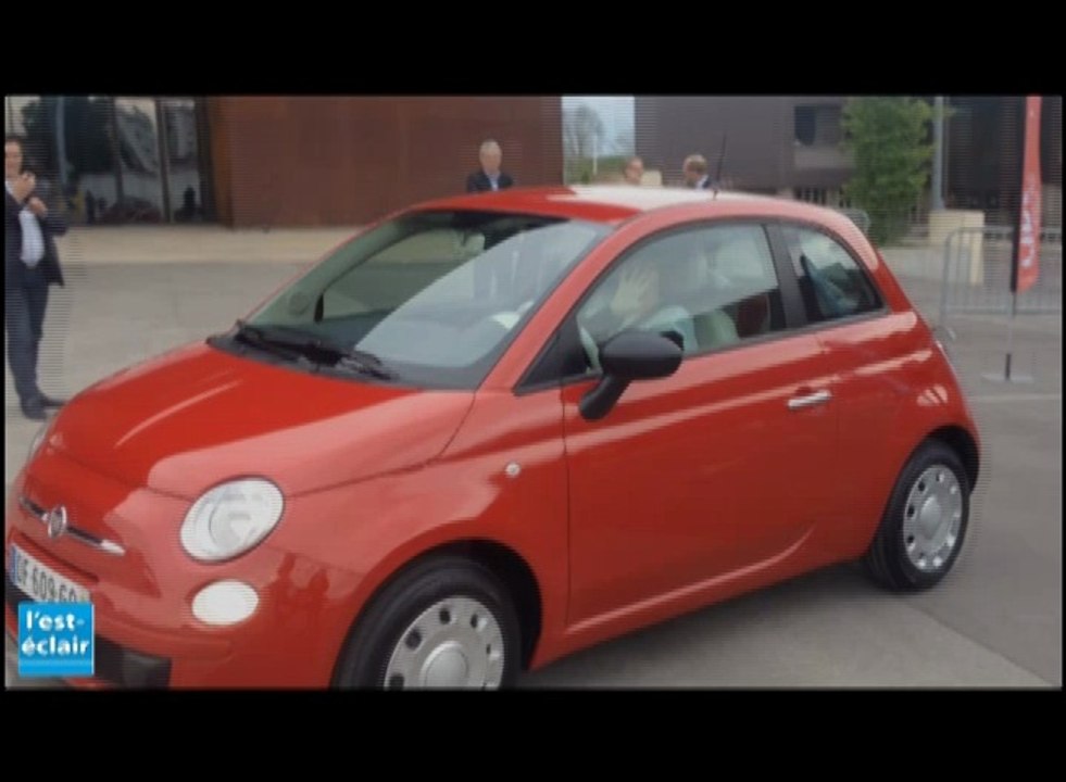 Jeu-concours la grande cagnotte de notre journal : la gagnante récupère les clés de sa voiture