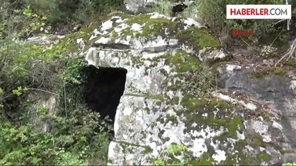 Tarihi Kaya Mezarlar Kaderine Terk Edildi