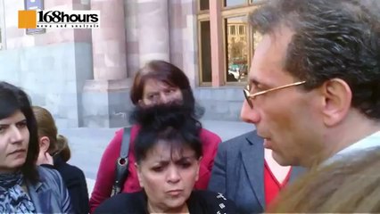 Մուկ ու կատու՝ կառավարության շենքի մոտ