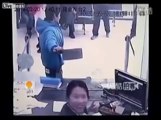 بالفيديو .. أغرب عملية سطو فاشلة تثير ضحك موظفة مصرف