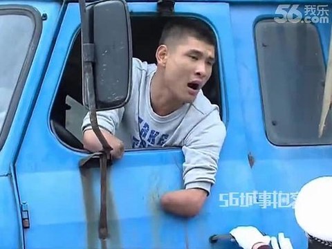 Un conducteur de camion sans mains