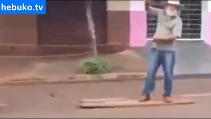 At ile sörf yapan dede