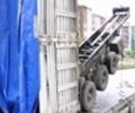 TIR'ın dorsesi üst geçide takıldı