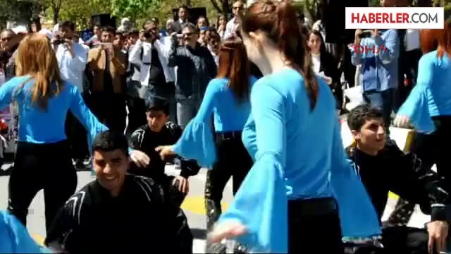 Muş'un Kurtuluş Törenlerinde Halk Oyunları Kıyafetlerine Tepki