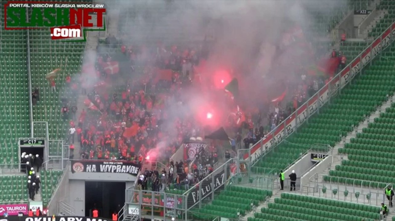 Une supporter de foot prend feu en se faisant gazer