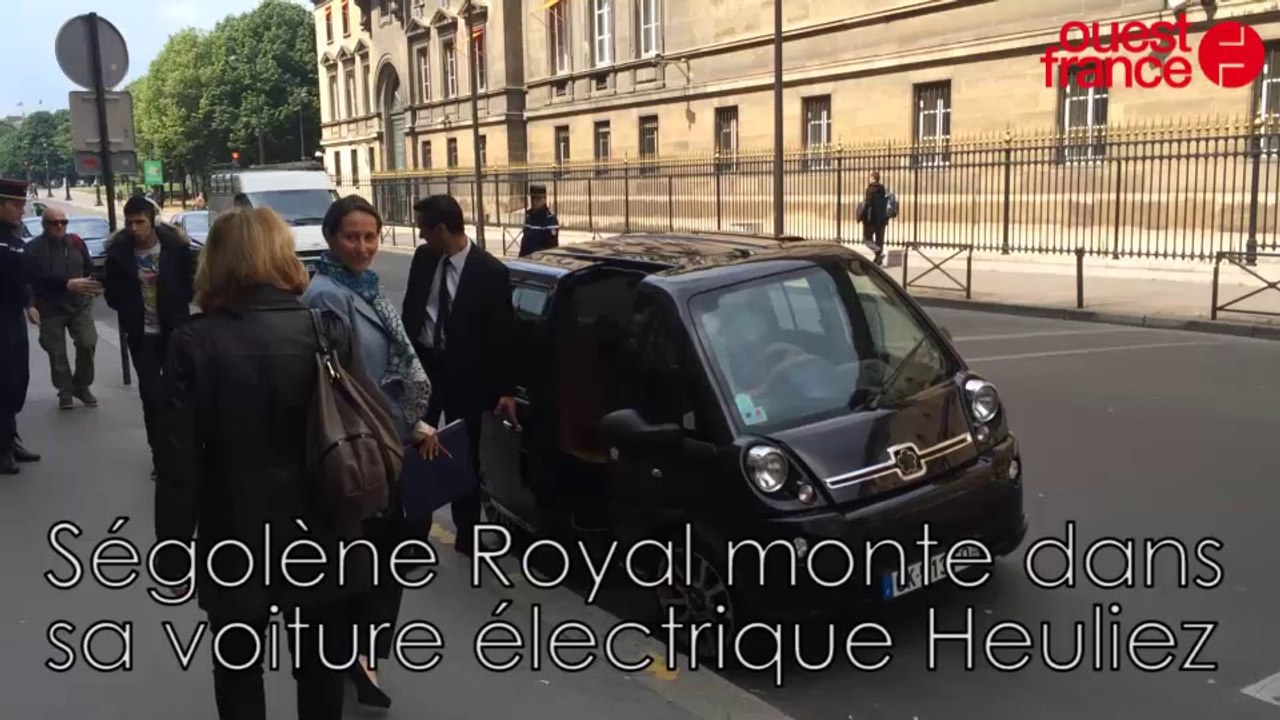 Ségolène Royal monte dans sa voiture électrique Heuliez