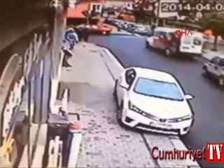 Yaşlı kadını takip edip kapkaç yaptılar