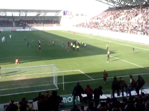 19η ΑΕΛ-Πανσεραϊκός 0-1 2011-12 Ντου οπαδών σε γήπεδο