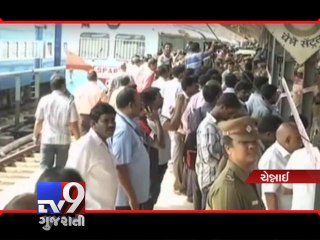 Télécharger la video: Twin bomb blasts at Chennai railway station, 1 killed, 14 injured - Tv9 Gujarati