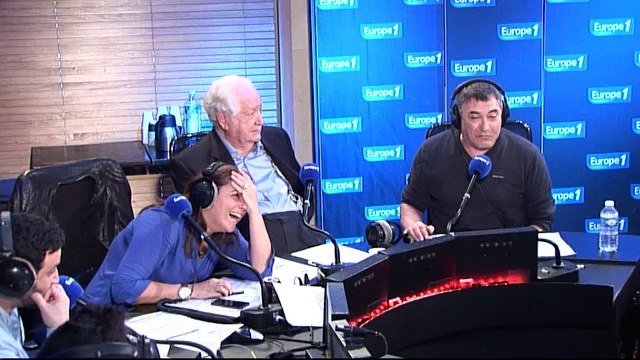 Laurent Guimier raconte une blague à Jean-Marie Bigard