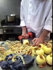 Pas-mal-le-systeme-pour-eplucher-les-pommes