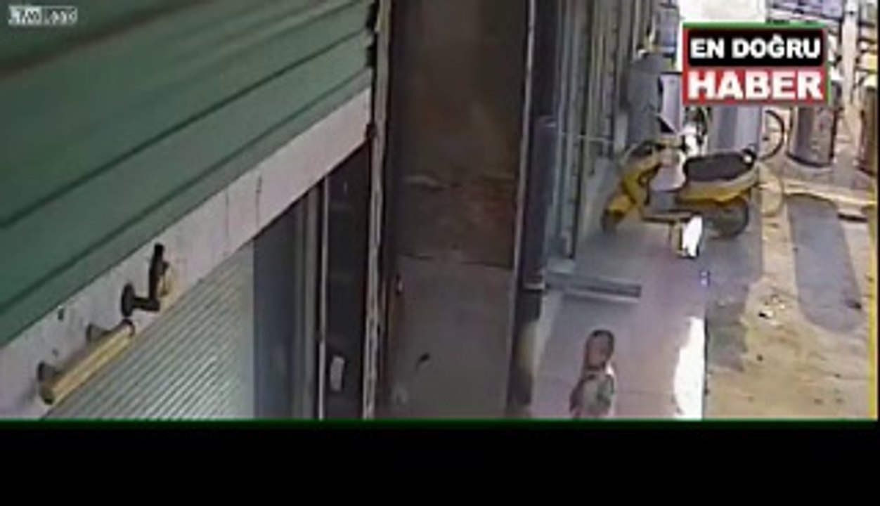 1 yaşındaki bebeği kaldırıp yere fırlattı!..