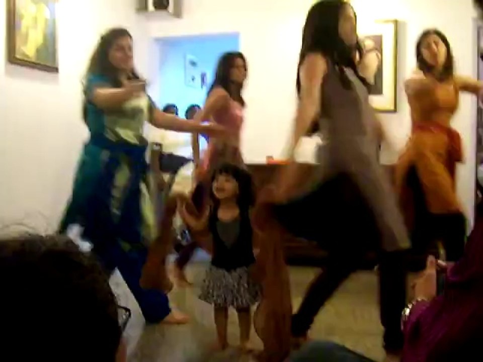 Pakistani Girls from the groom's family dance bollywood songs