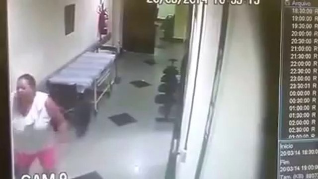 Un taureau attaque des patients dans un hôpital. Dingue...