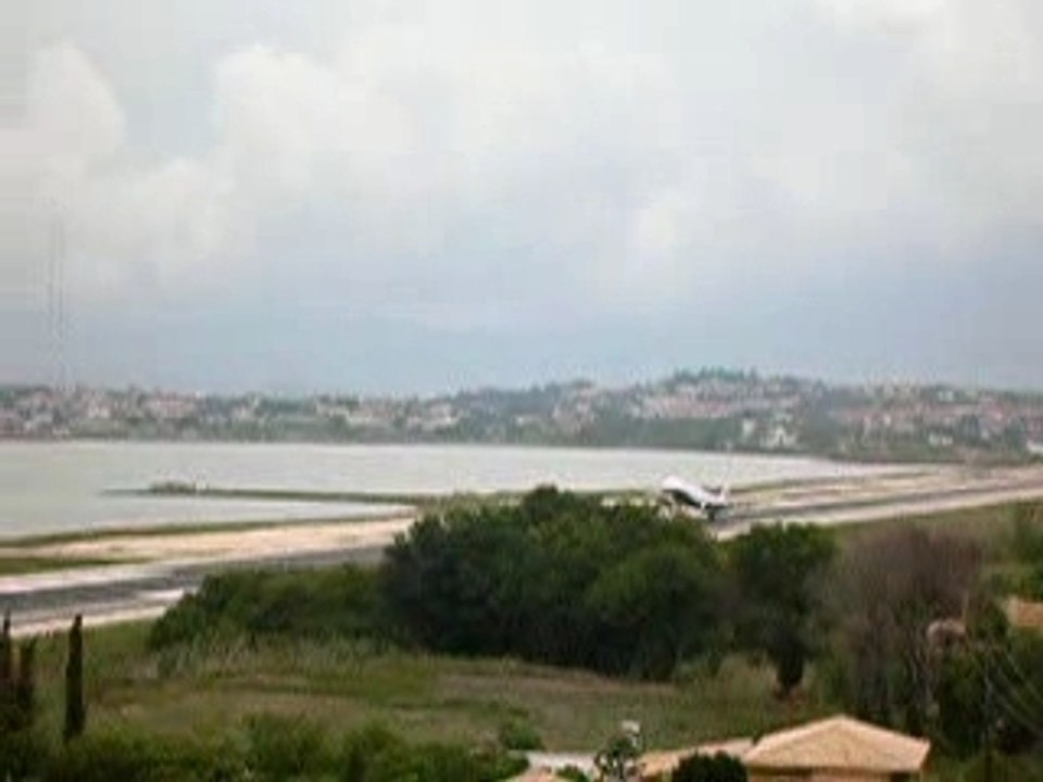 avion qui décolle en grece