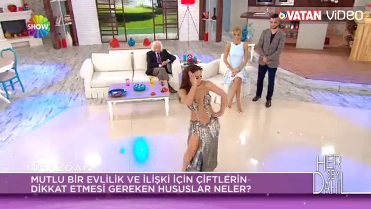 Asena’dan muhteşem dans şov