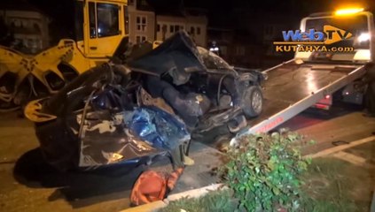 Hurdaya dönen otomobilden sağ çıktı