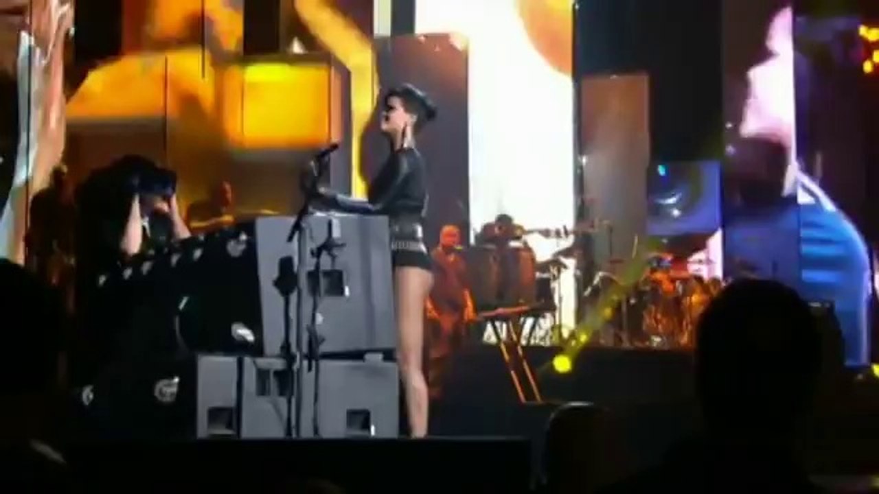 Jay-Z , Rihanna et Kanye West - Run This Town Live Performance