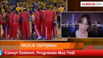 Cüneyt Özdemir, Programda Muz Yedi