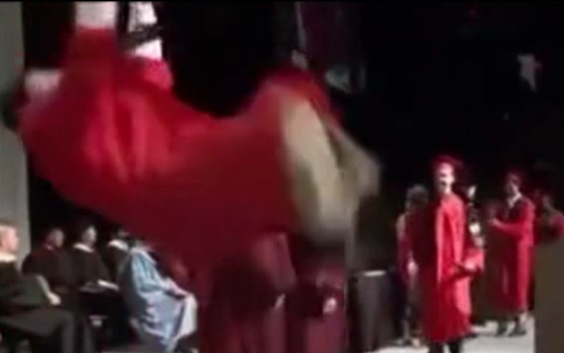 Takla Atmaya Kalkan Yeni Mezunun Amele Sümüğü Gibi Yere Yapışması