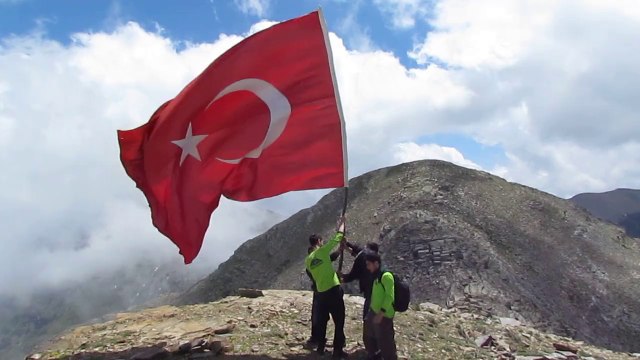 AMANOS DAĞLARI MIĞIR TEPESİNDE TÜRK BAYRAĞI