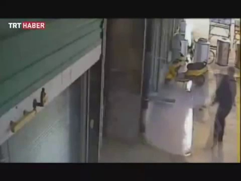 Annesine kızdı çocuğunu havaya fırlattı!