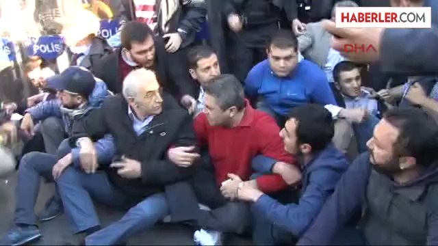 Polis CHP Otobüsünü Çekiyor, Engel Olmak İsteyenleri Gözaltına Alındı