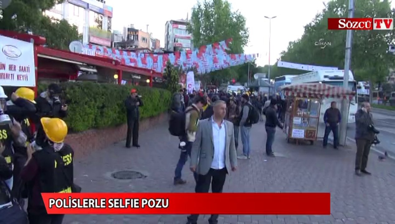Polislerle selfie pozu