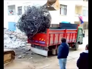 Devrilen Kamyonu Eliyle Düzelten Adam