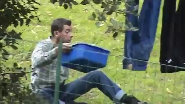 Mec bourré pose son linge