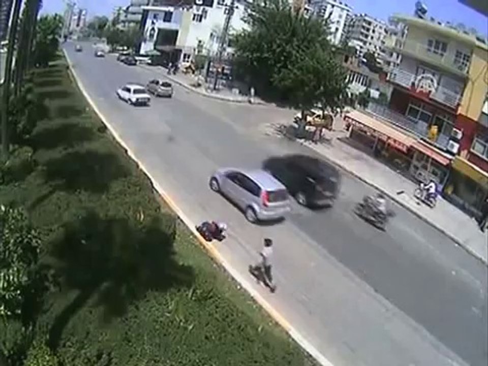 Adana'daki ilginç kazalar mobese kameralarında
