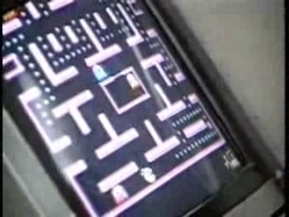Un singe qui joue à Pac Man